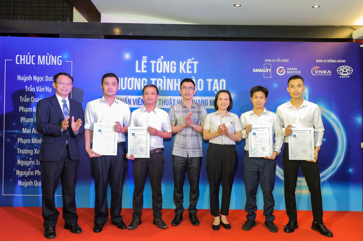 Mr. Nguyen Duc Hanh (center) - Director of the Vietnam Institute of Lift Engineering Application awarded the certificate of Elevator Technician to the trainees
