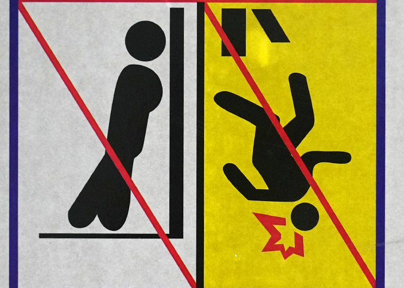Cửa tầng thang máy và sự an toàn của người dùng