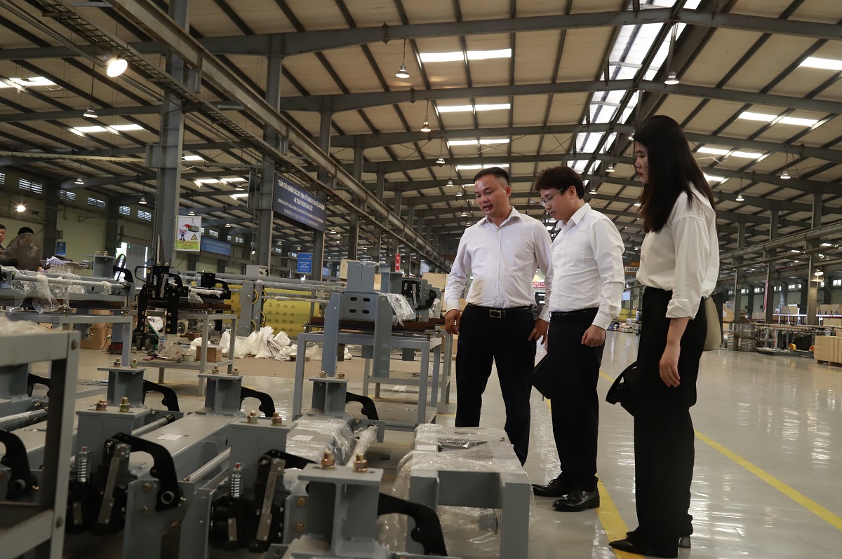 Mr. Nguyen Huy Tien (center) visits and works at ALPEC's factory