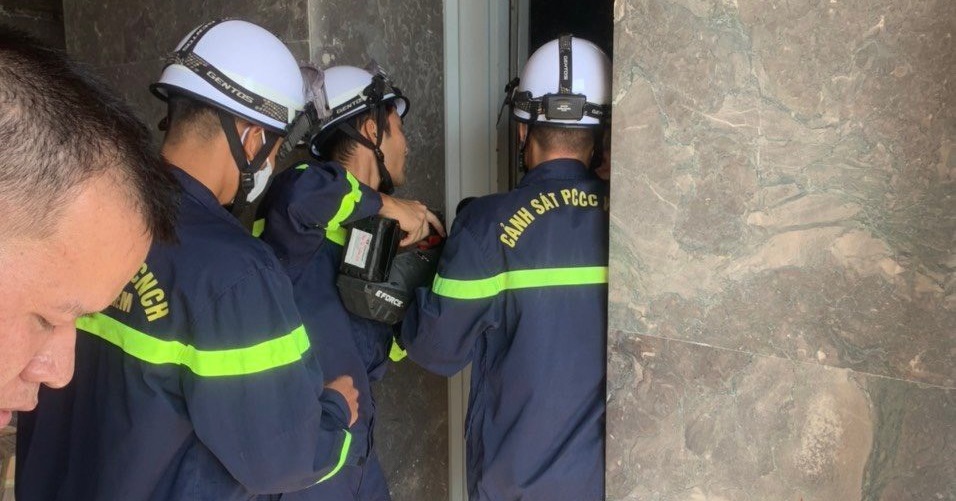 Giải cứu 10 người mắc kẹt trong thang máy ở chung cư FLC Đại Mỗ, Nam Từ Liêm