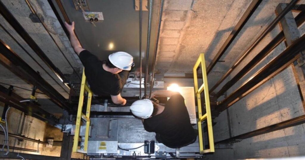 Thợ cơ khí bị buộc tội trong vụ thang máy rơi tự do khiến thợ học việc tử vong