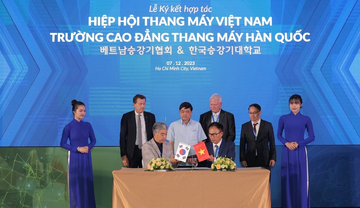 Ảnh: Ký kết hợp tác về đào tạo nhân lực ngành thang máy giữa Hiệp hội Thang máy Việt Nam và Trường Đại học Thang máy Hàn Quốc (nguồn: tapchithangmay.vn)