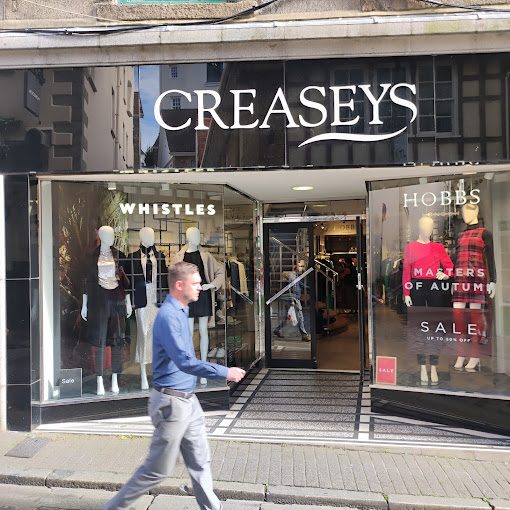 Creaseys là cửa hàng bách hóa với không gian nhiều tầng, được trang bị cả thang máy và thang cuốn