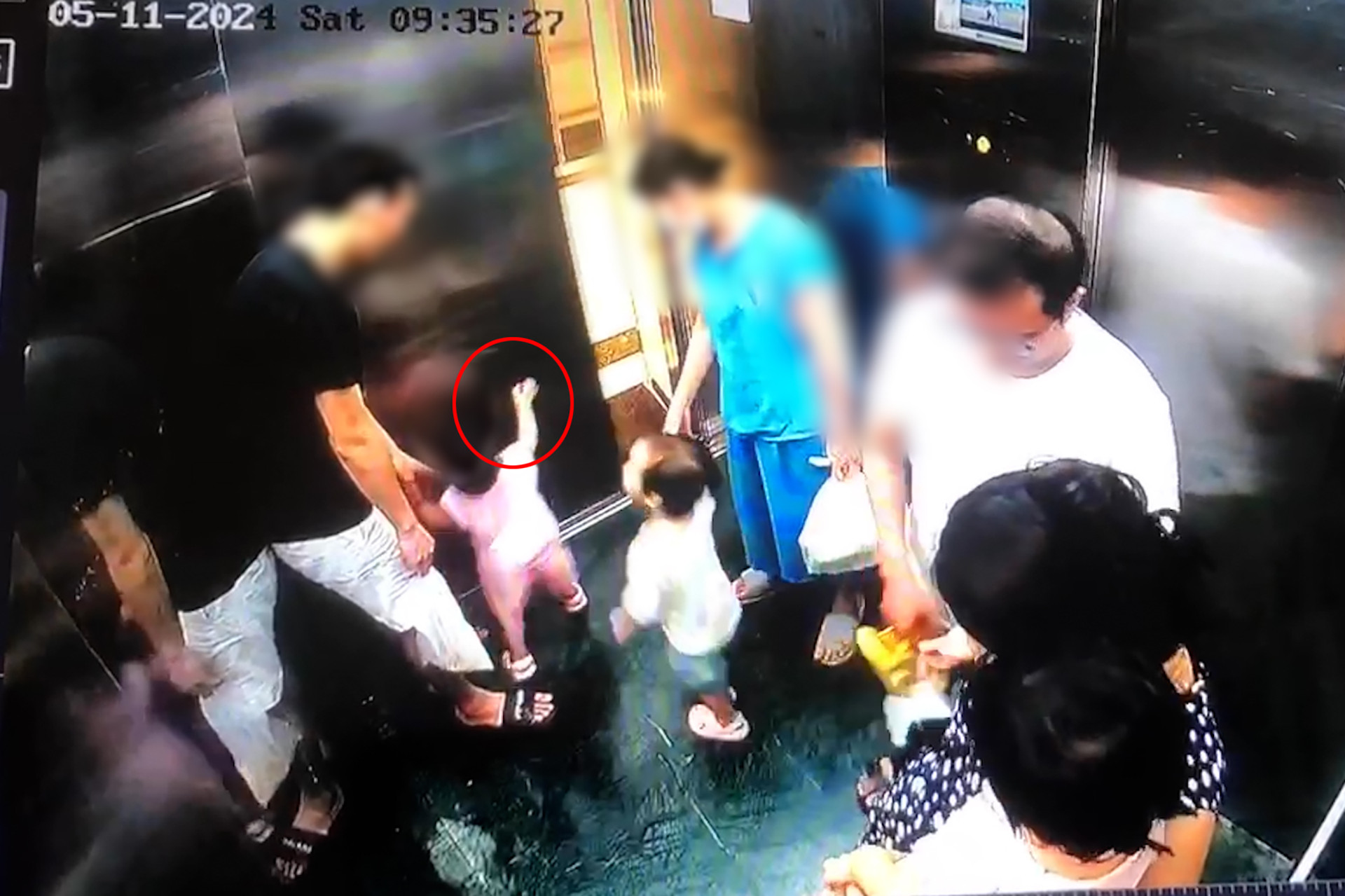 Hình ảnh ghi lại tai nạn tay em bé bị kẹt giữa cánh cửa và khung cửa tầng xảy ra sáng ngày 11/5/2024 tại Hà Nội