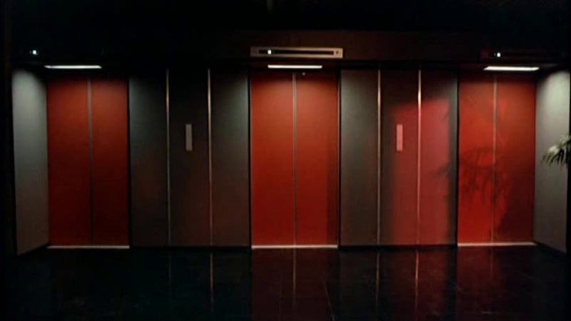 Không gian đông đặc cảm giác bí hiểm được xây dựng xuyên suốt bộ phim với chủ đề chính là “thang máy”