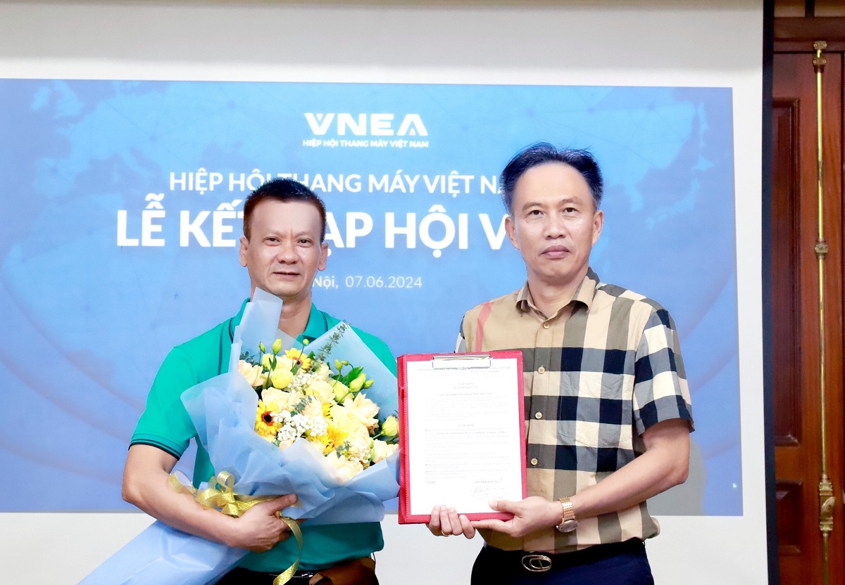 Chủ tịch VNEA Nguyễn Hải Đức (bên phải) trao Quyết định kết nạp hội viên cho đại diện Công ty EMTC