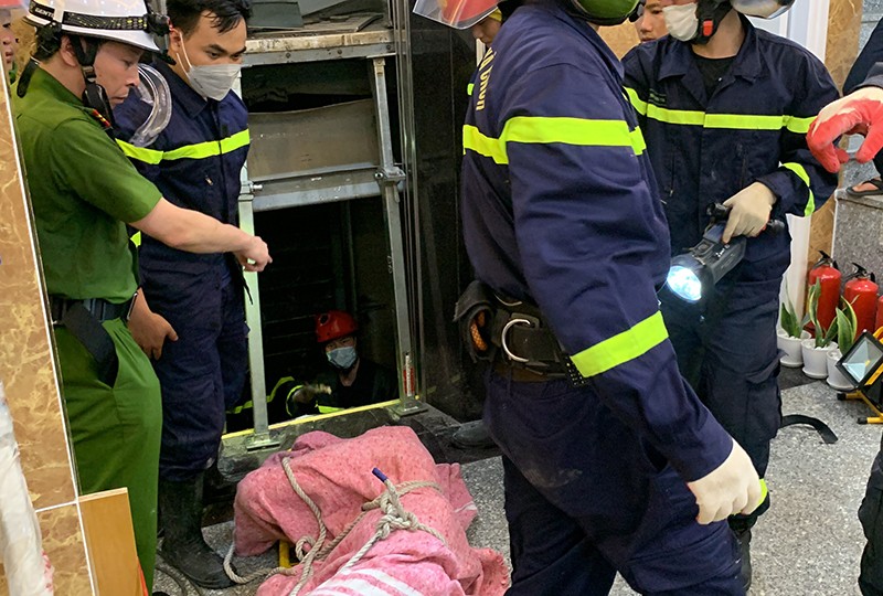 Hiện trường vụ tai nạn khiến 2 công nhân sửa chữa thang máy tử vong tại ngôi nhà 7 tầng phố Kim Mã