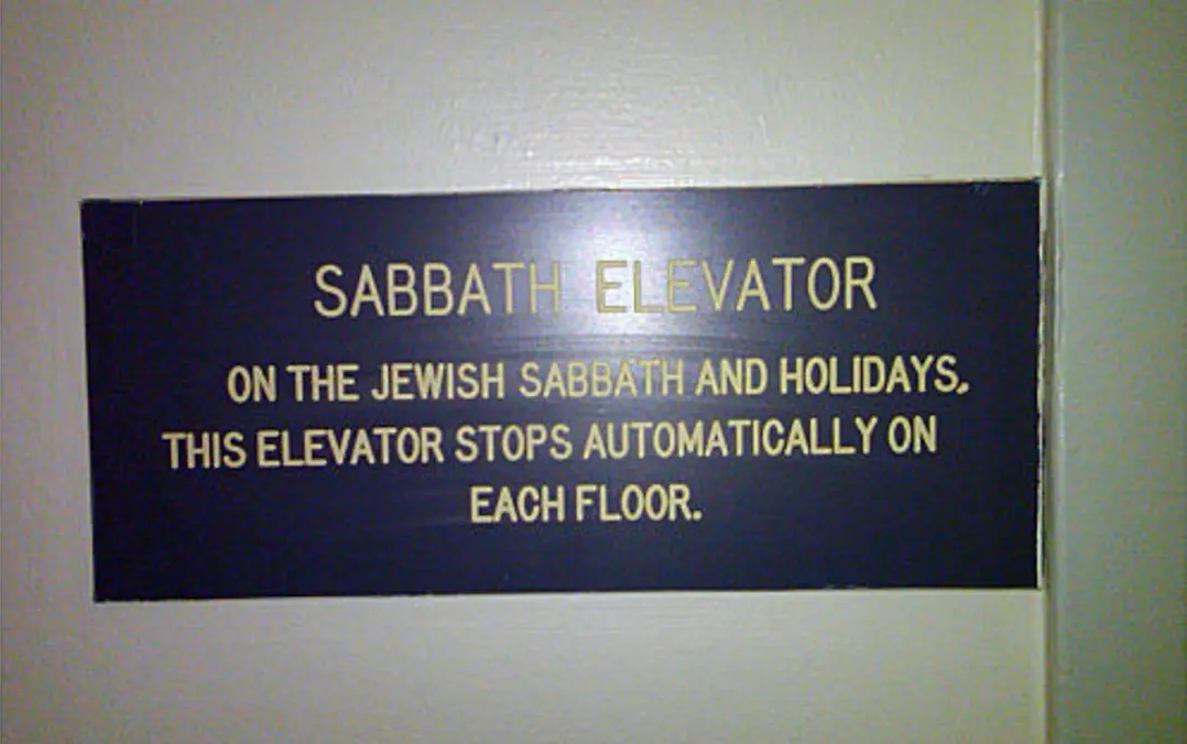 Biển thông báo về thang máy Sabbath với chú thích: “Vào ngày Sabbath và ngày lễ của người Do Thái, thang máy này sẽ tự động dừng ở mỗi tầng”