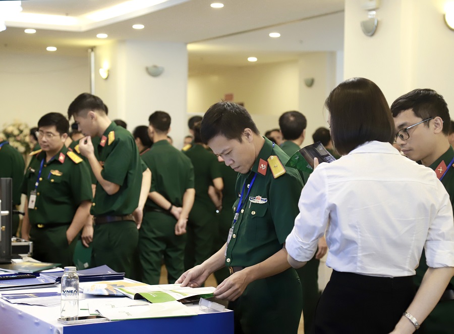 Các học viên của Chương trình tập huấn tham quan, trao đổi các thông tin liên quan đến lĩnh vực thang máy trong thi công xây dựng, bảo trì công trình xây dựng trong Bộ Quốc phòng